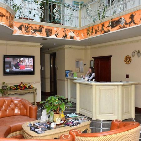 Atrium Hotel イヴァーノ＝フランキーウシク エクステリア 写真