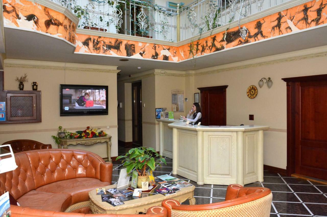 Atrium Hotel イヴァーノ＝フランキーウシク エクステリア 写真